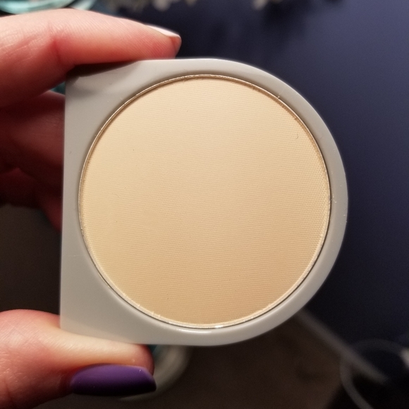 Ivory 100:Dual-Coverage Powder Foundation - Picture 1 of 4